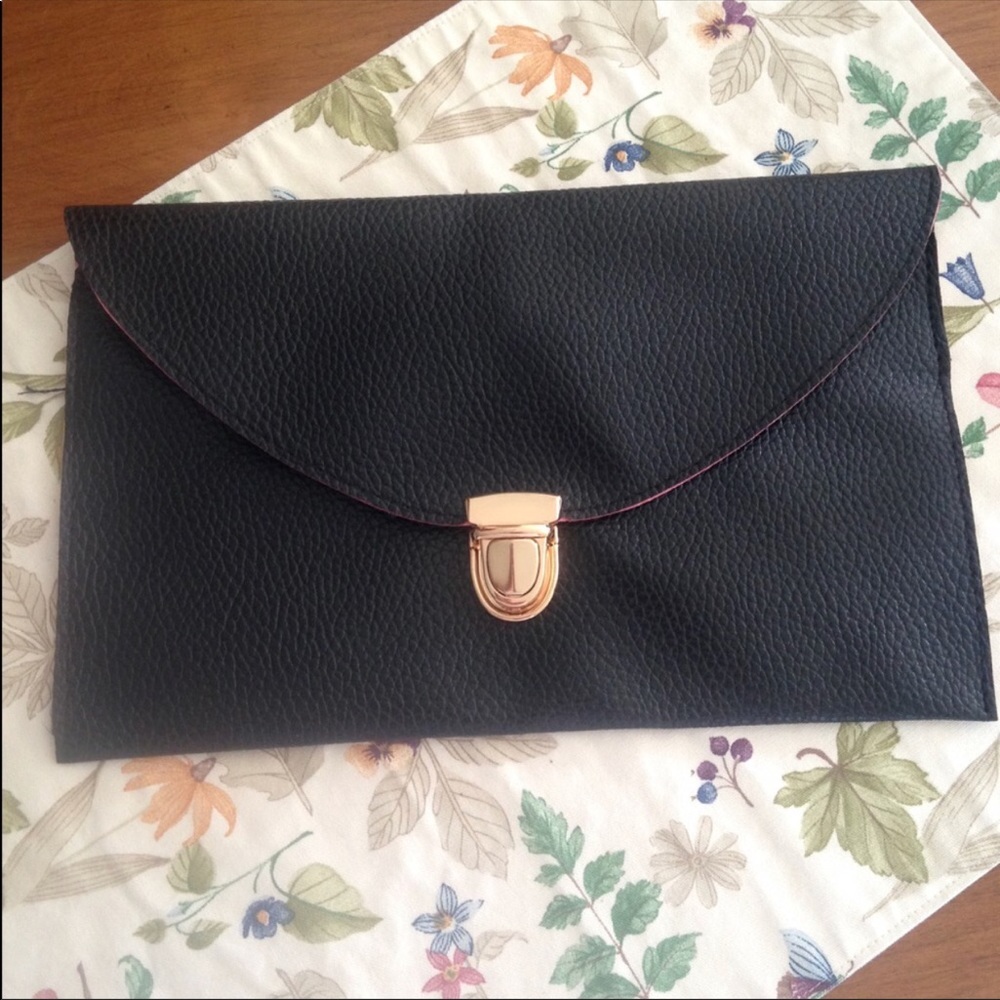 BLACK ENVELOPE CLUTCH DETACHABLE STRAP